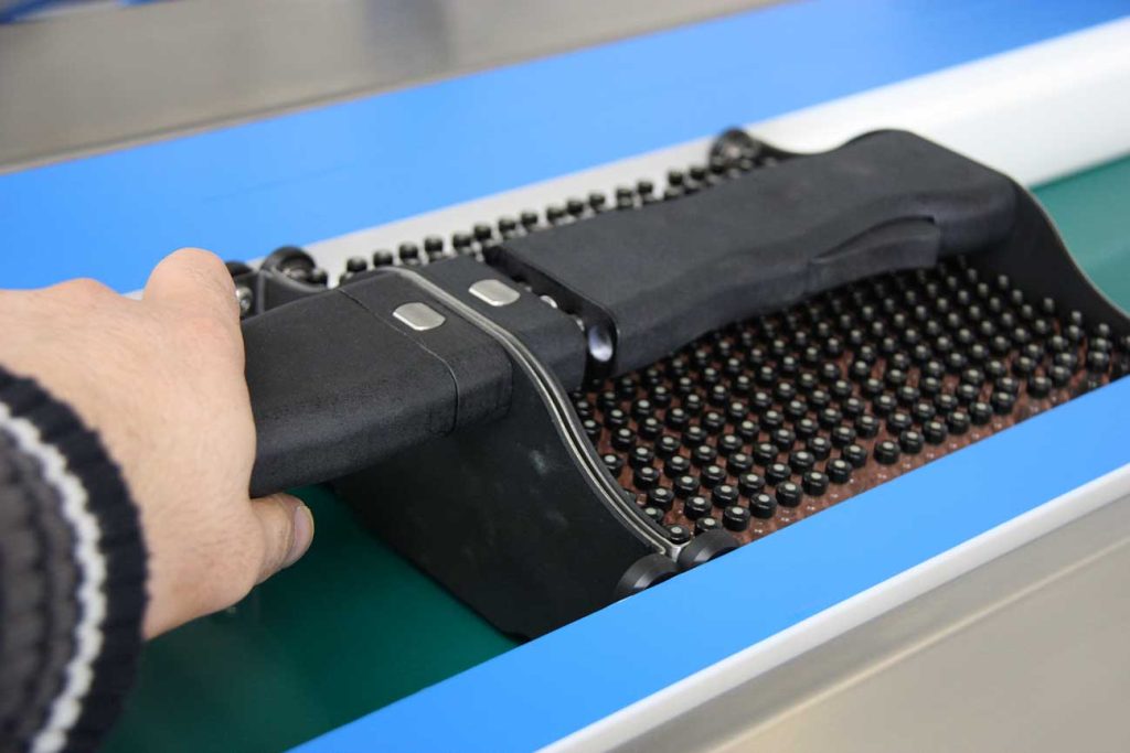 Ergonomisk indløbsbånd til håndtering af vials og ampuller i pharma industrien